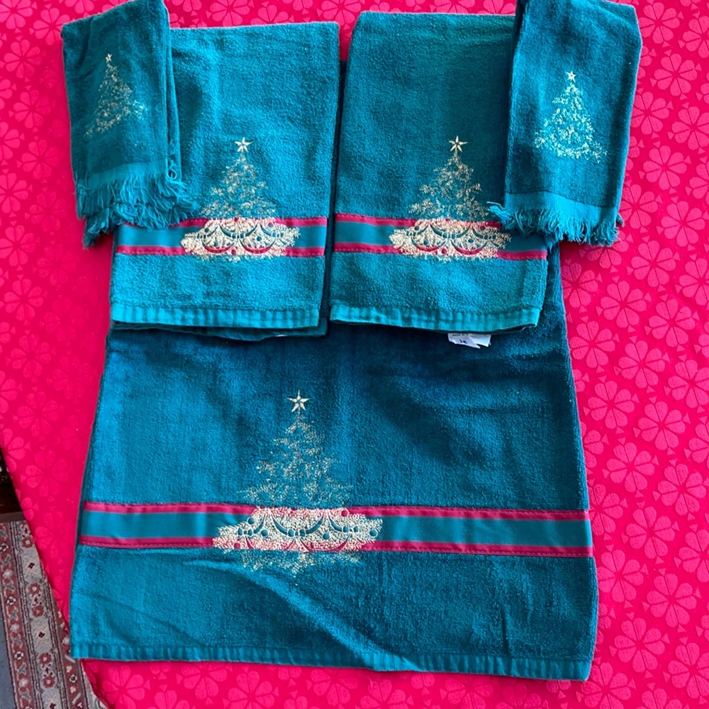 Holiday 5piece decorative towel set